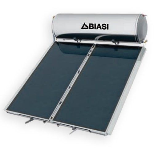 Un sistema di riscaldamento dell'acqua a energia solare del marchio Biasi, caratterizzato da un serbatoio di accumulo cilindrico argentato montato sopra due pannelli solari neri.
