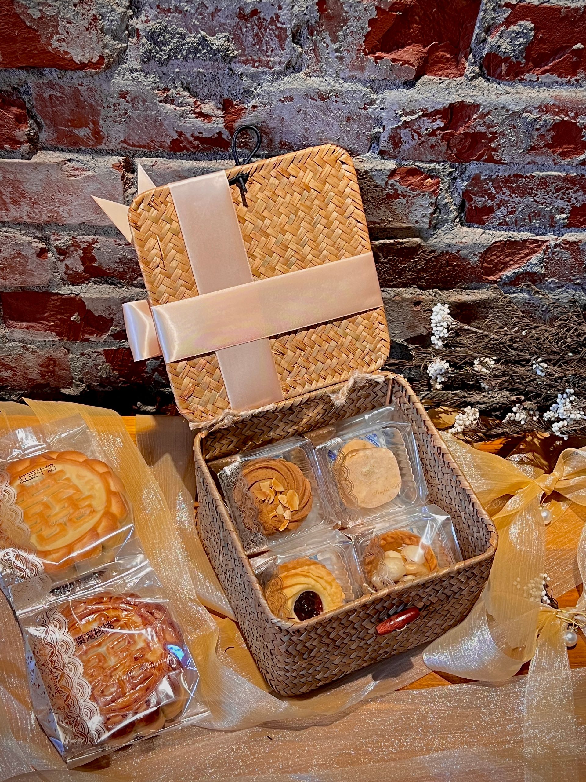 韓系精緻：中西合併喜餅禮盒（緞帶顏色可選/珍珠藤籃/附透明韓系透明手提袋）
