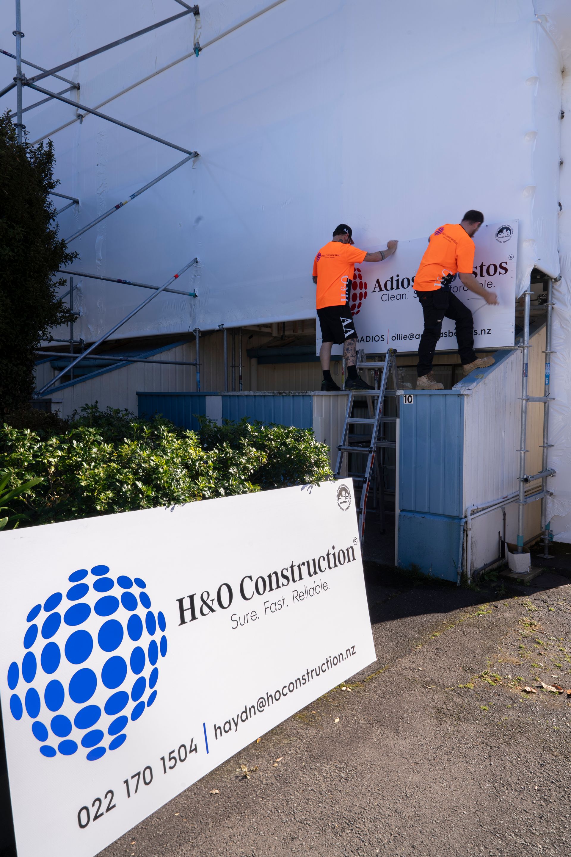 A sign that says h & o construction on it