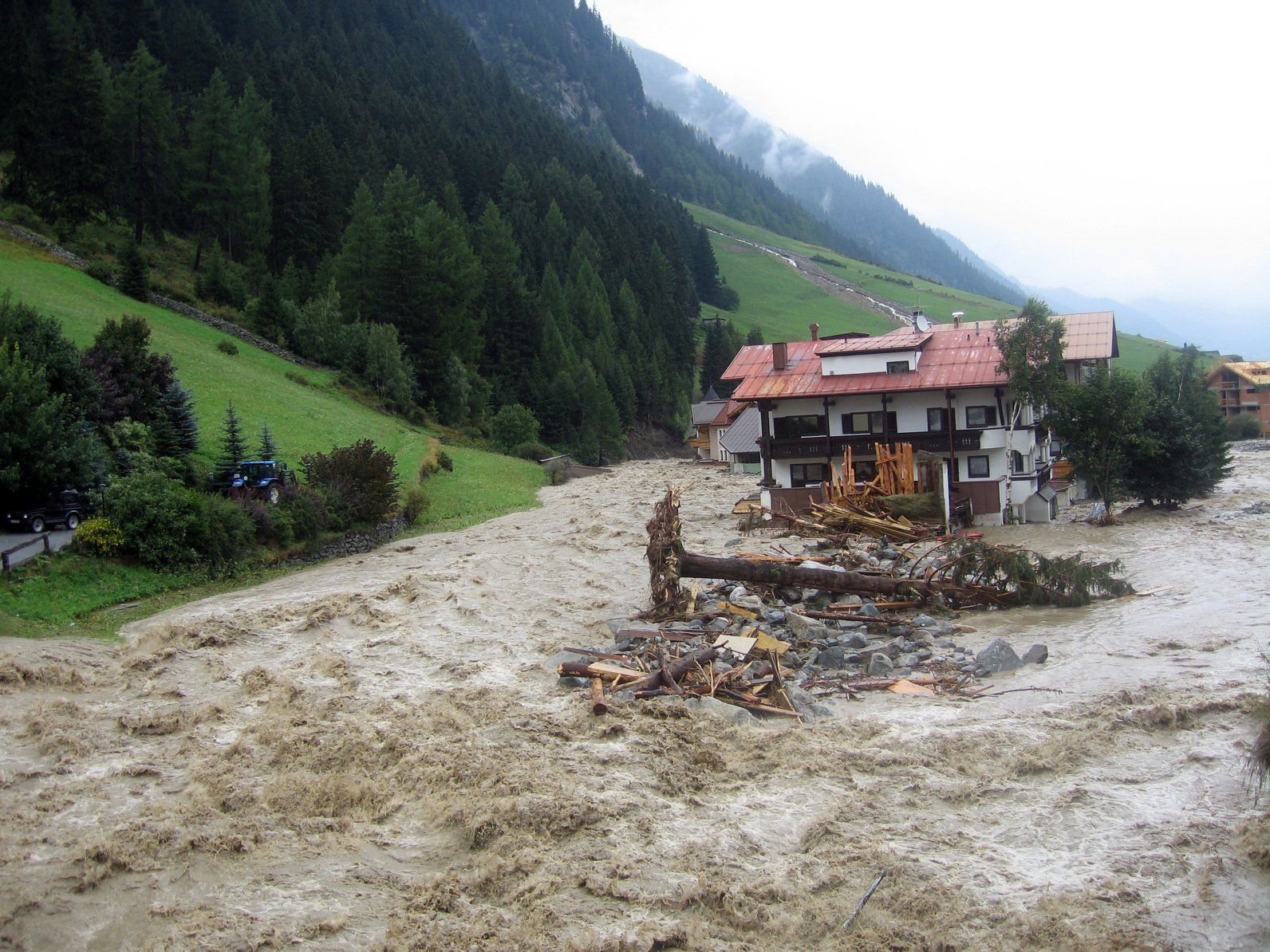 Wasser überflutet ein Haus und Baum