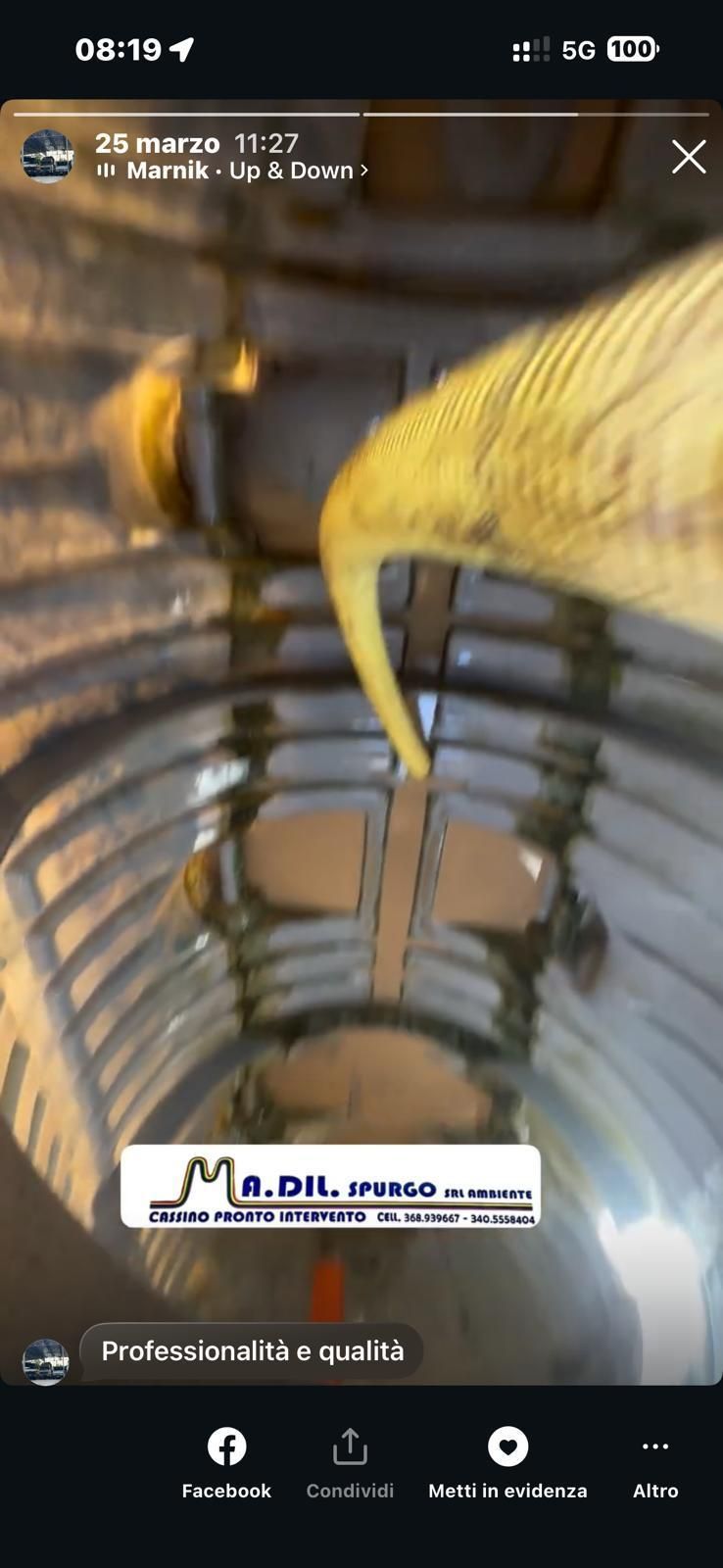 Primo piano di un ugello giallo che versa del liquido in un cestello di filo metallico all'interno di un contenitore o di una macchina.