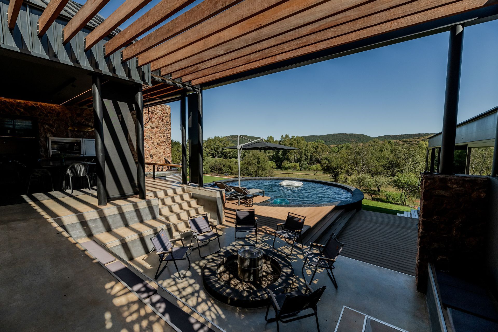 Edge of the Crator - Luxury Main Villa interior overlooking the Vaal river.