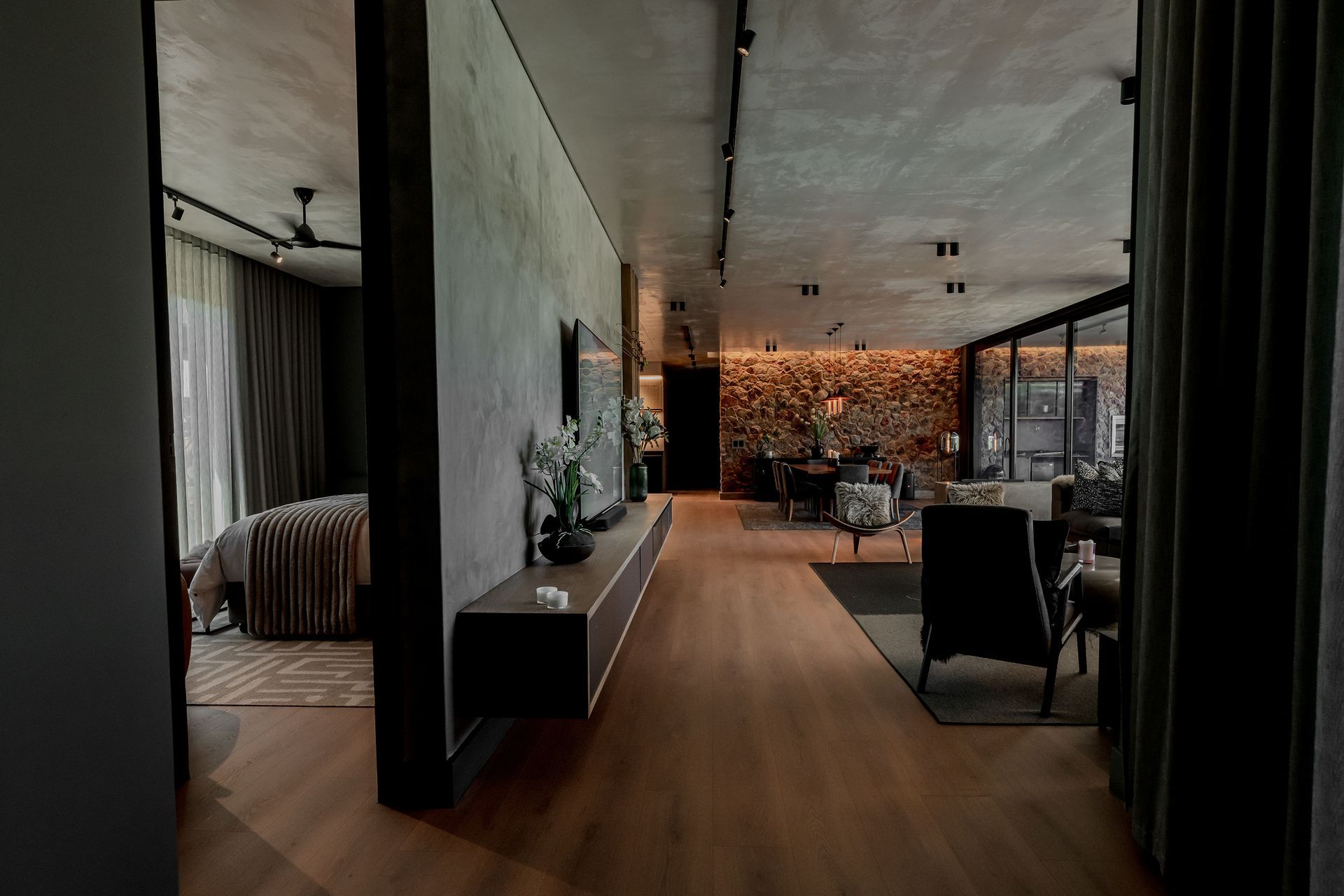 Edge of the Crator - Luxury Main Villa interior overlooking the Vaal river.