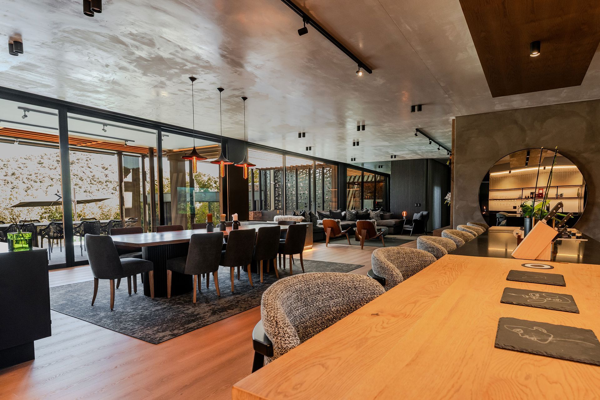 Edge of the Crator - Luxury Main Villa interior overlooking the Vaal river.