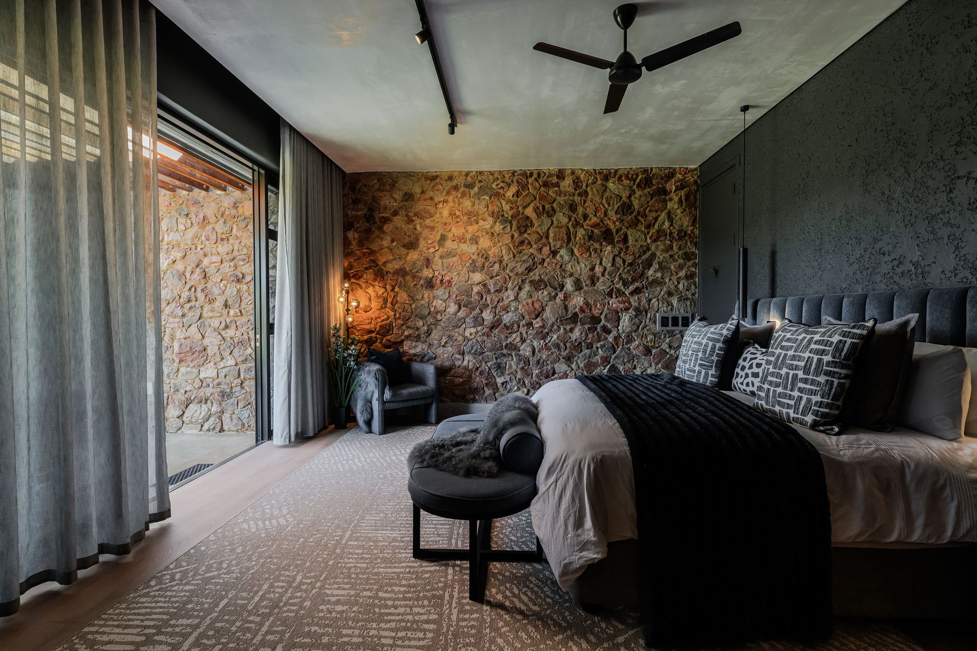 Edge of the Crator - Luxury Main Villa interior overlooking the Vaal river.