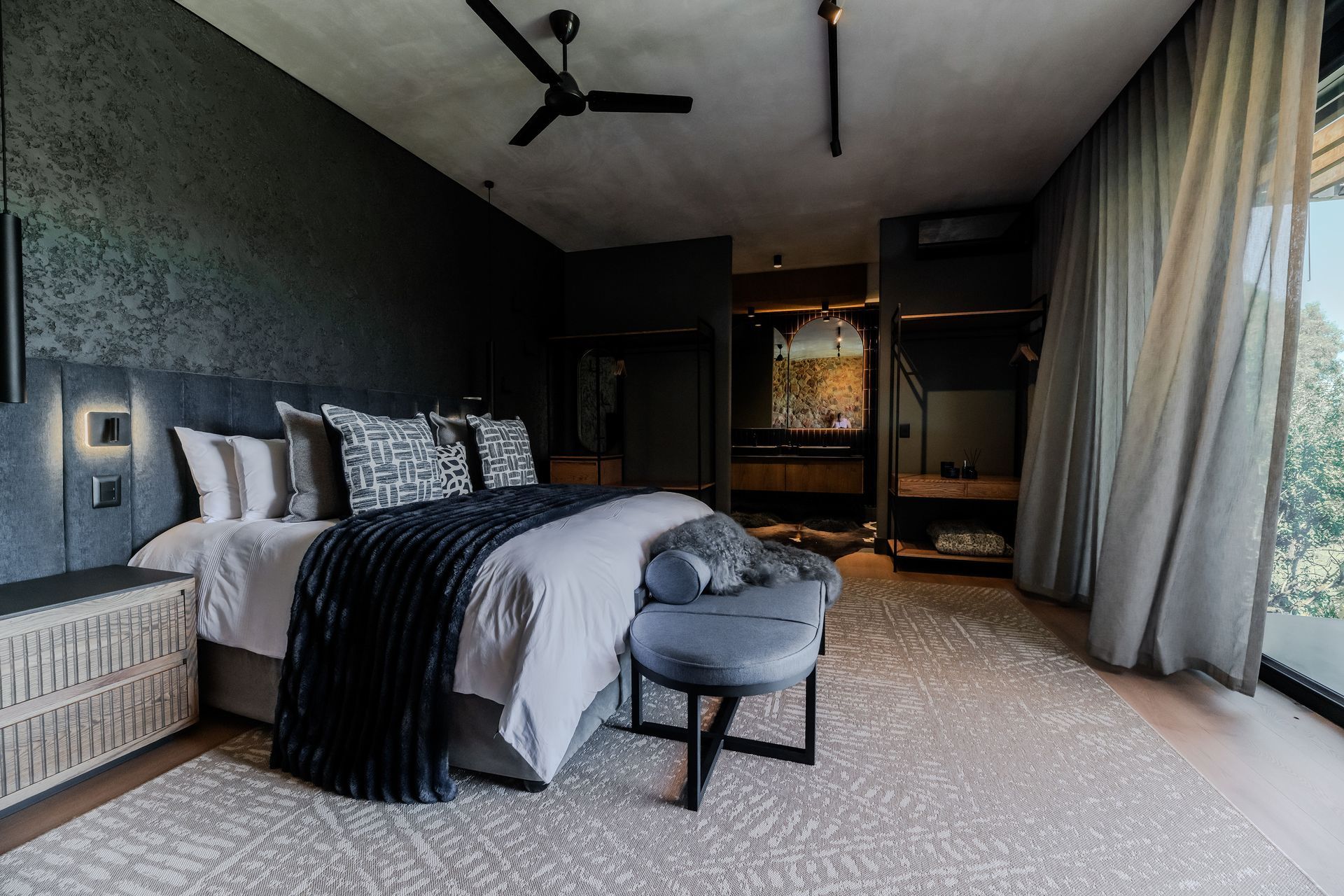 Edge of the Crator - Luxury Main Villa interior overlooking the Vaal river.