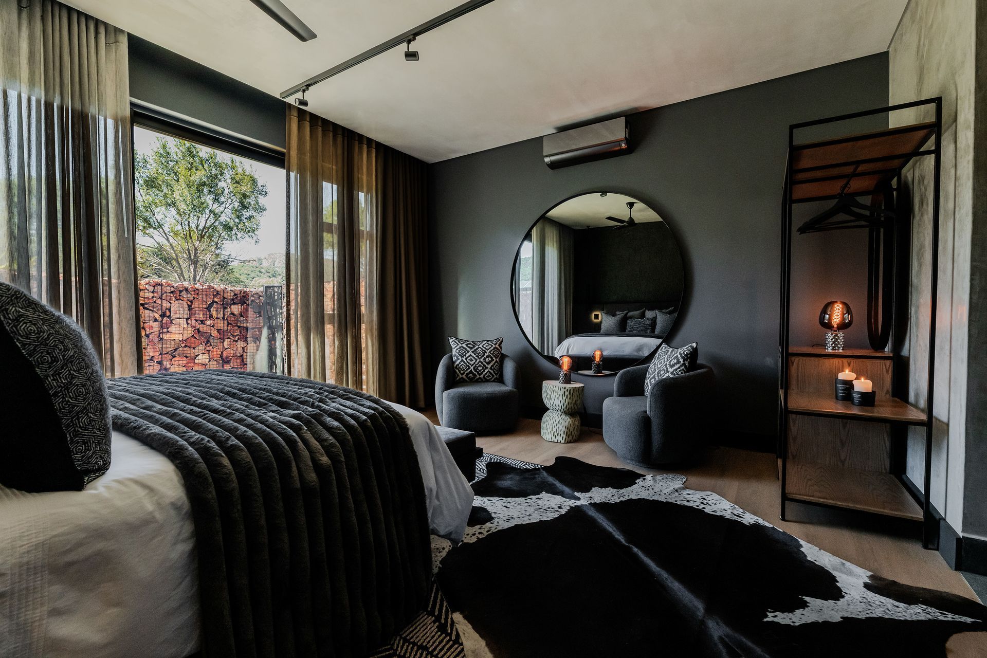 Edge of the Crator - Luxury Main Villa interior overlooking the Vaal river.