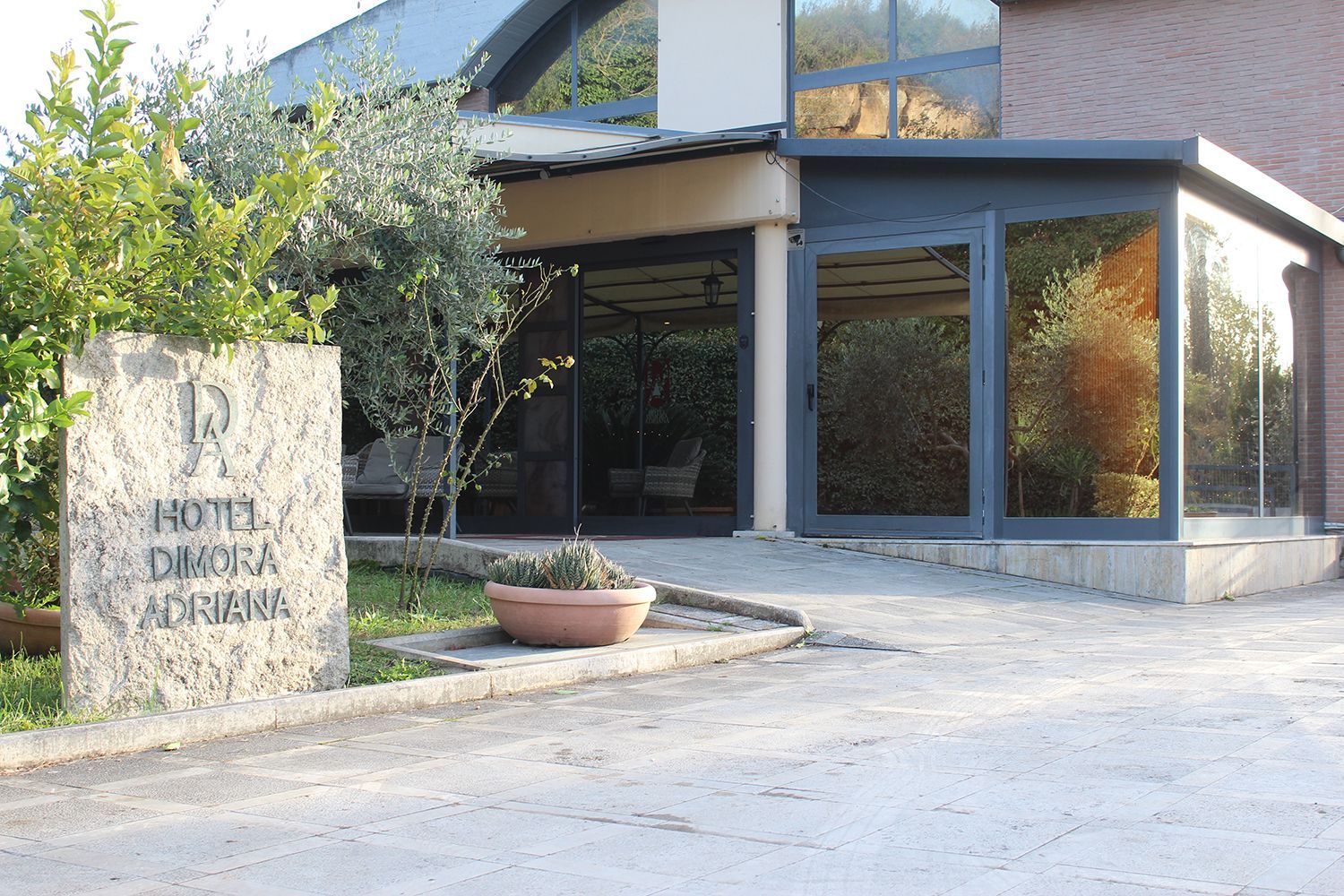 Ingresso dell'Hotel Domus Verde con insegna in pietra.