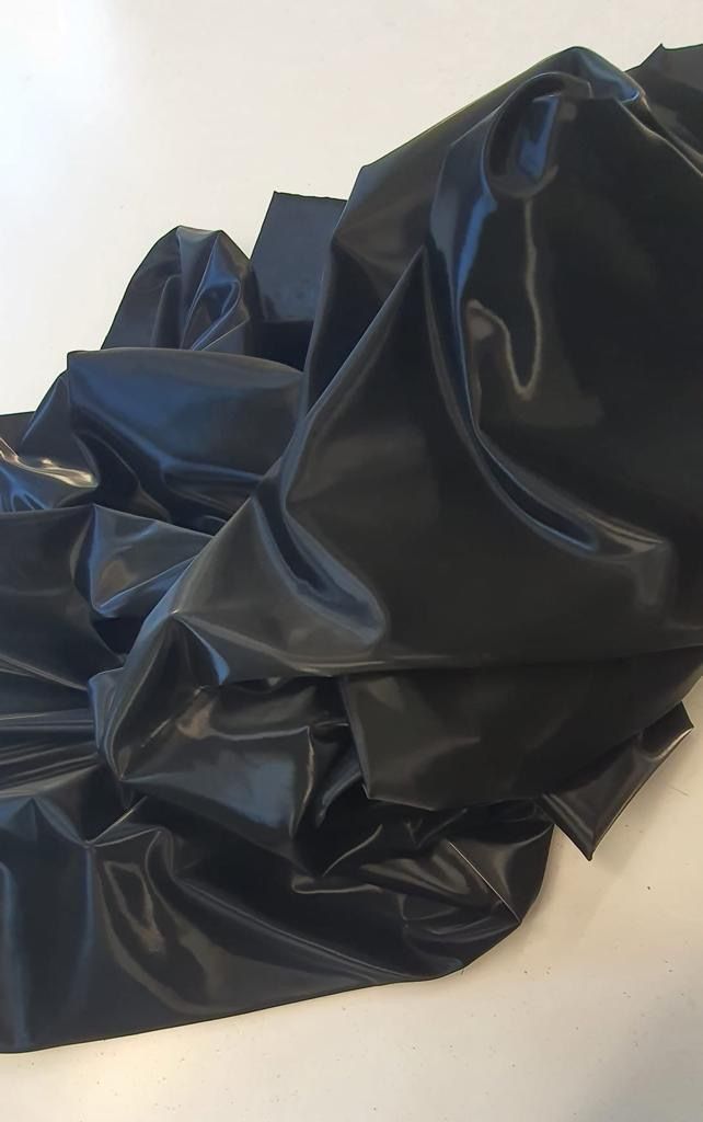 Un pezzo di pelle nera è appoggiato su un tavolo.