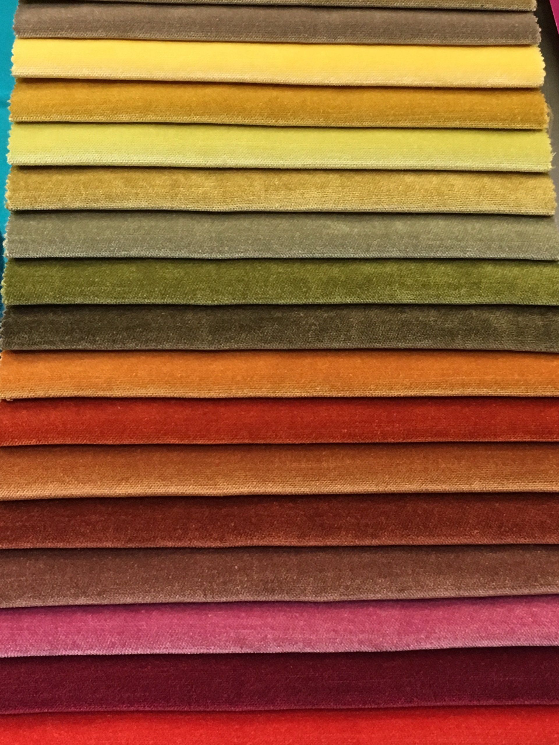 Un mucchio di tessuti di colori diversi sono impilati uno sopra l'altro.