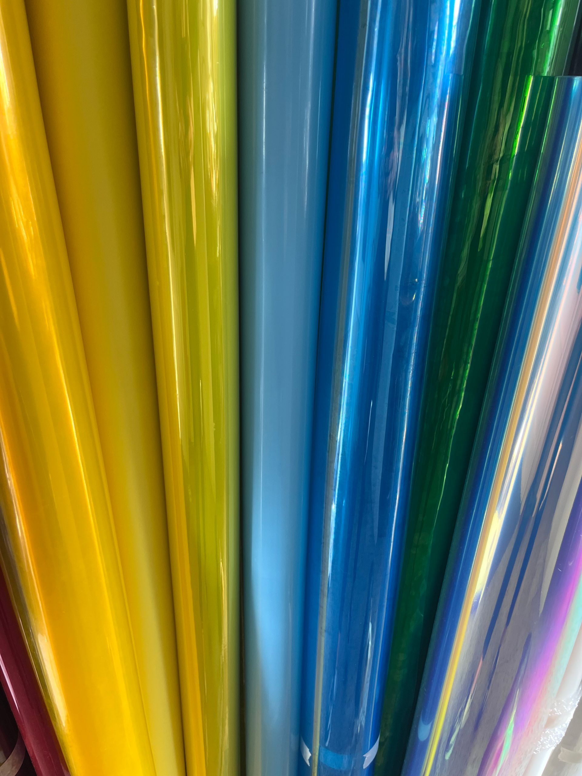 Un mucchio di tubi di plastica di diversi colori sono impilati uno sopra l'altro.
