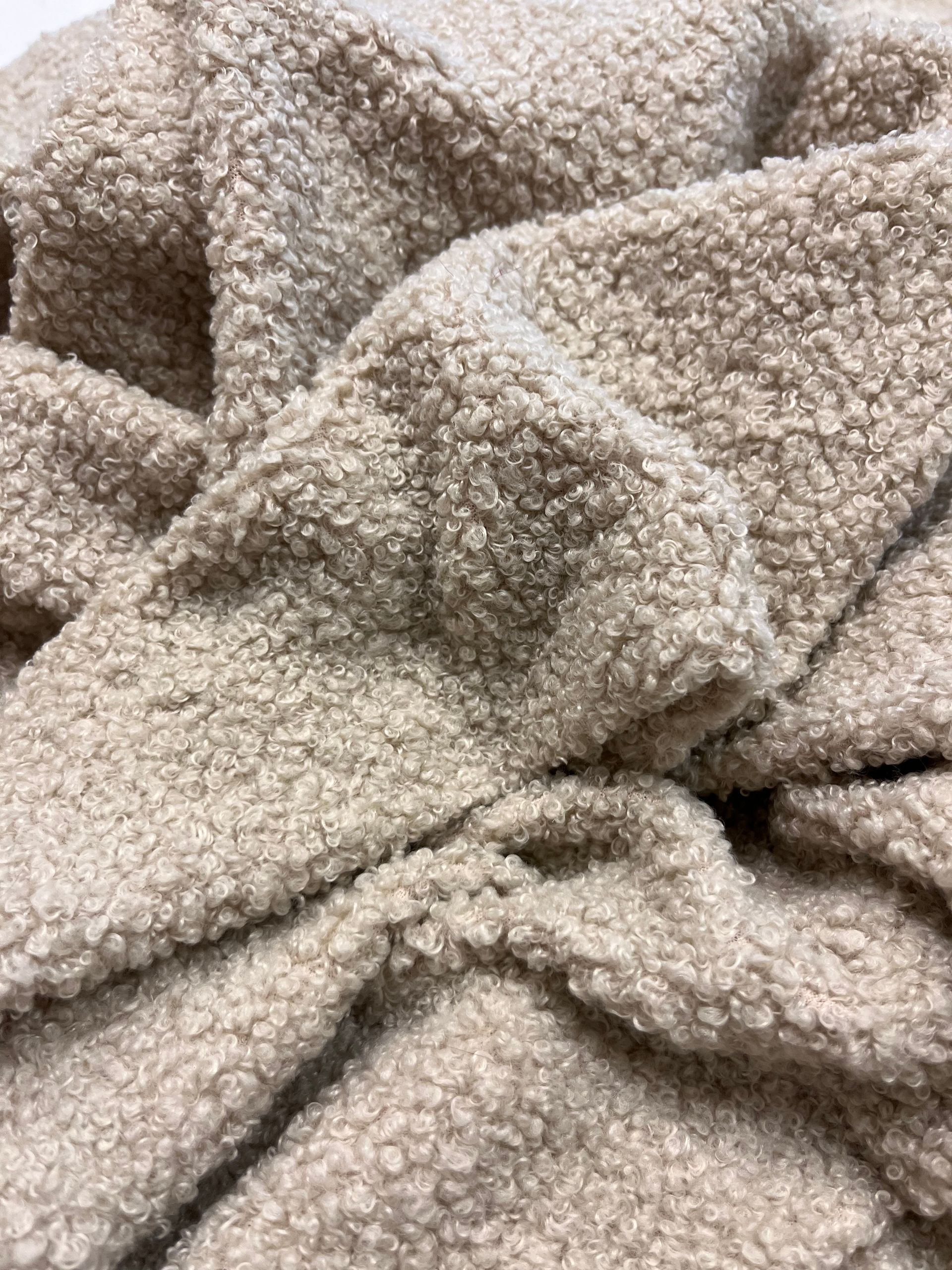Un primo piano di un pezzo di tessuto che sembra una coperta.