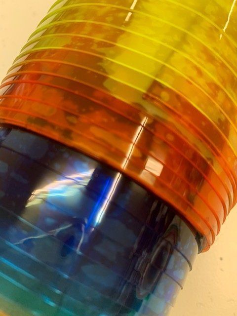 Un primo piano di una slinky color arcobaleno su un tavolo