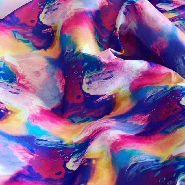 Un primo piano di un tessuto colorato che sembra un dipinto