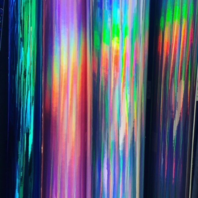 Un primo piano di un gruppo di tubi colorati posti uno accanto all'altro.