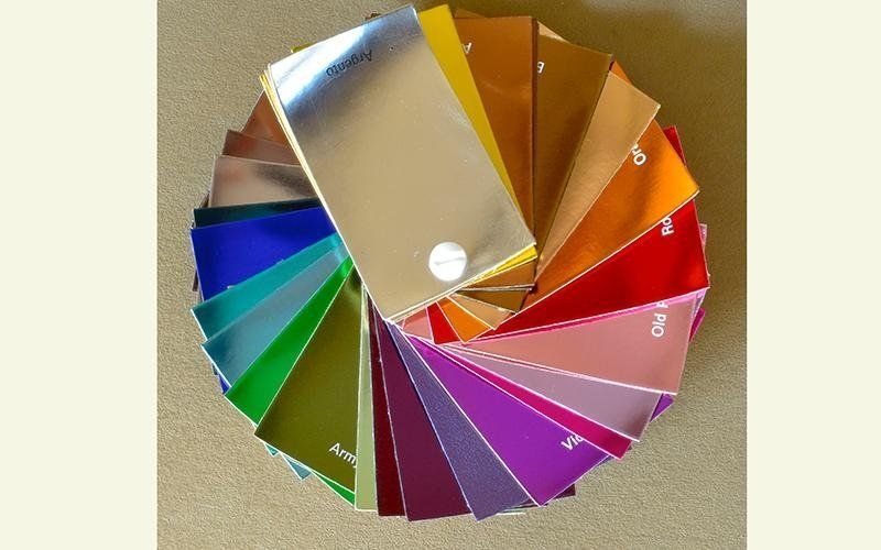 Un mucchio di fogli di carta di diversi colori sono disposti in cerchio