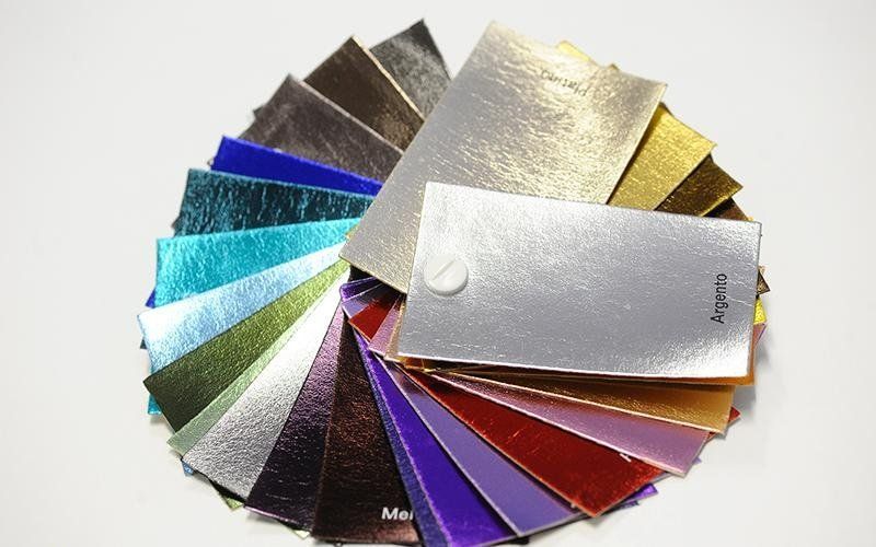 Un mucchio di fogli di carta di colori diversi sono impilati uno sopra l'altro