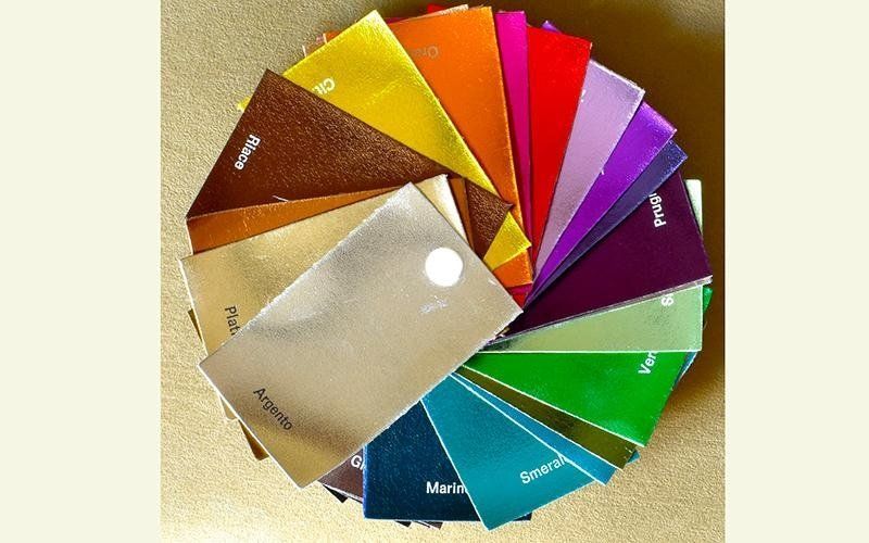 Un mucchio di fogli di carta di diversi colori sono disposti in cerchio