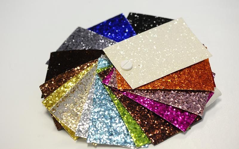 Una varietà di fogli glitterati sono disposti in cerchio