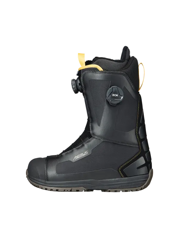 Schwarzer und gelber Snowboardschuh mit BOA-Verschlusssystem.