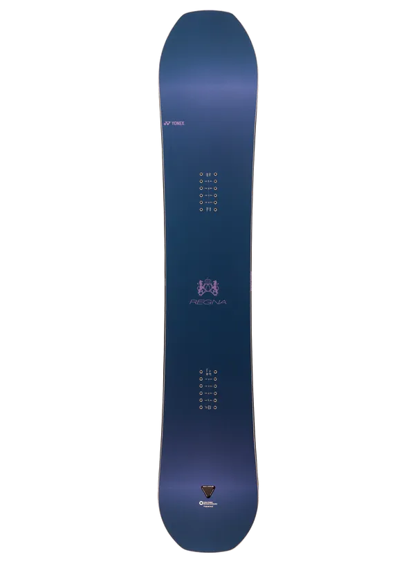 Dunkelblaues Snowboard mit violetten Akzenten.
