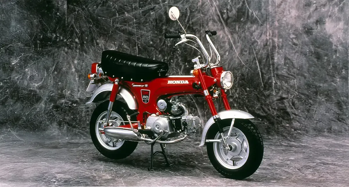 Motocicleta Honda Z50A Mini Trail vermelha.