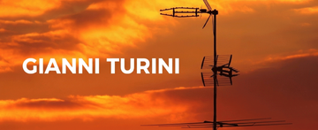 Scritta bianca “GIANNI TURINI” accanto alla sagoma di una gru da costruzione nera su sfondo arancione.