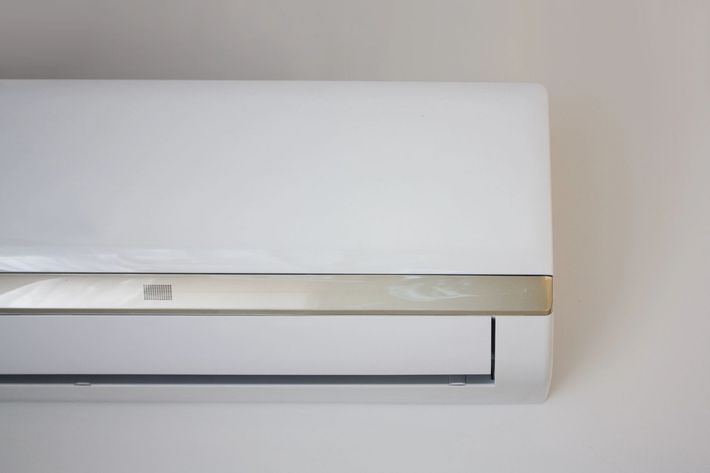 Condizionatore d'aria bianco a parete su una parete beige