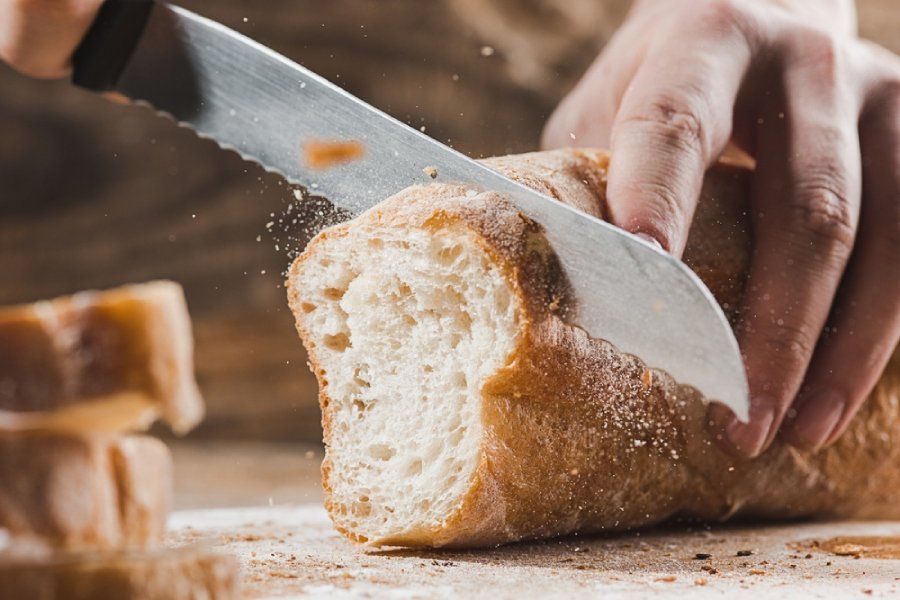 persona che affetta il pane