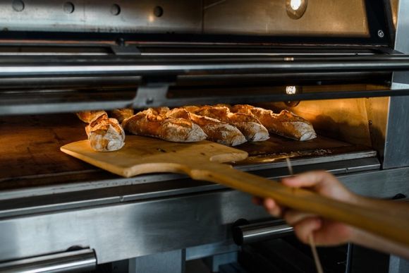 persona che sforna il pane