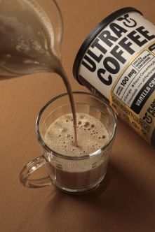 Café sendo despejado de uma lata com o rótulo 