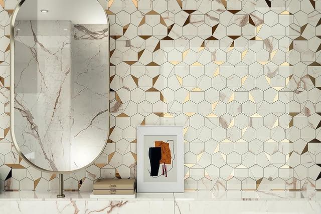 Un mobile bagno moderno con piastrelle esagonali effetto marmo, uno specchio a forma di pillola e una stampa astratta incorniciata.