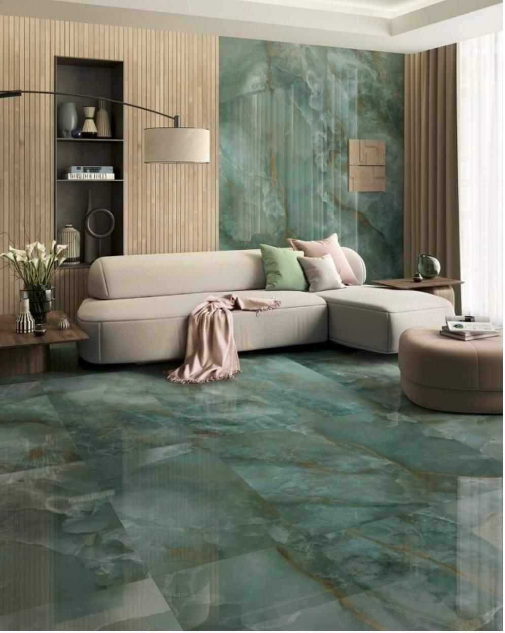 Soggiorno moderno con pavimento e parete decorativa in marmo verde, divano beige, pannelli in legno e lampada da terra ad arco.
