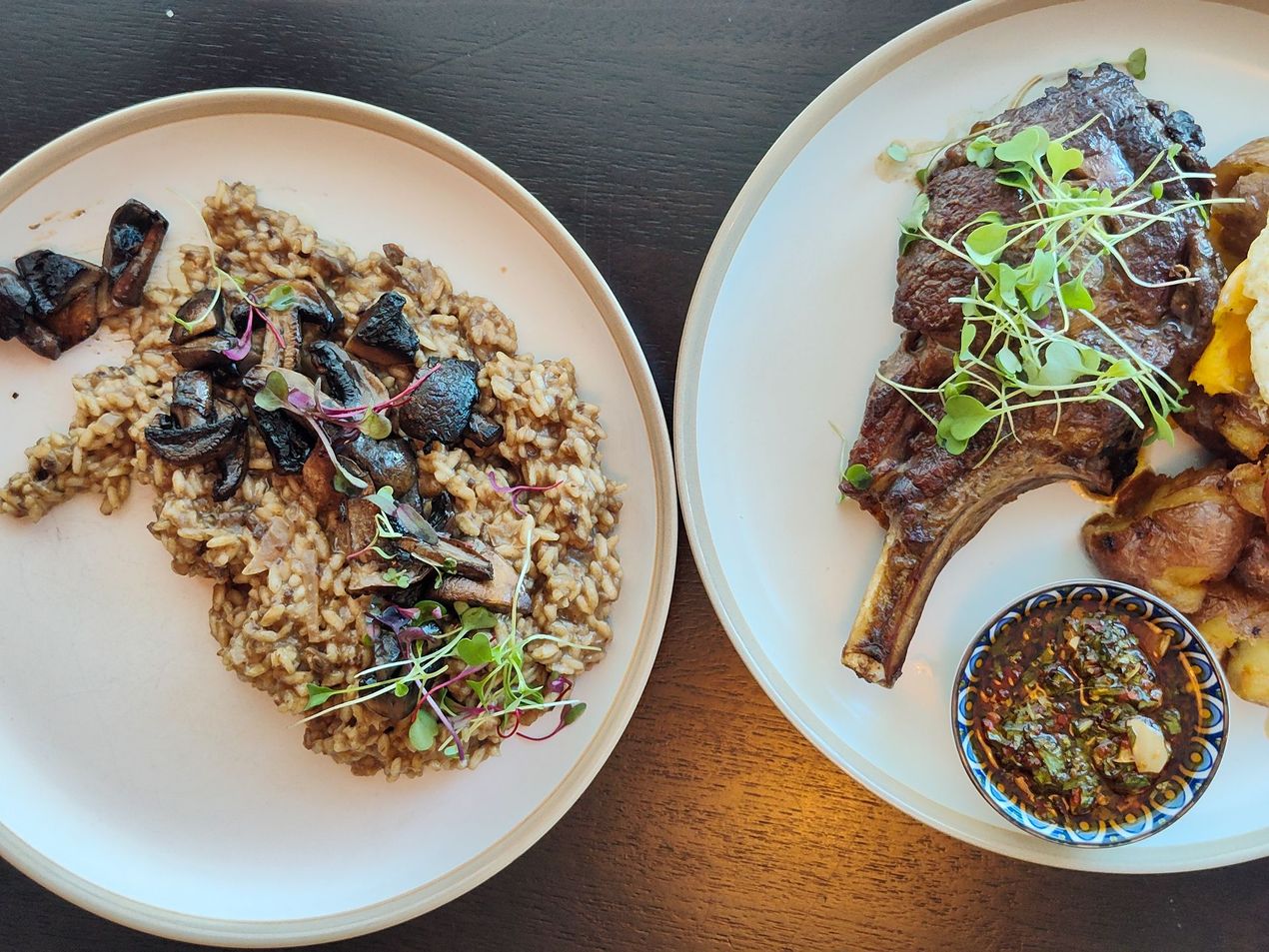 Dos platos de comida sobre una mesa que incluyen arroz y carne.
