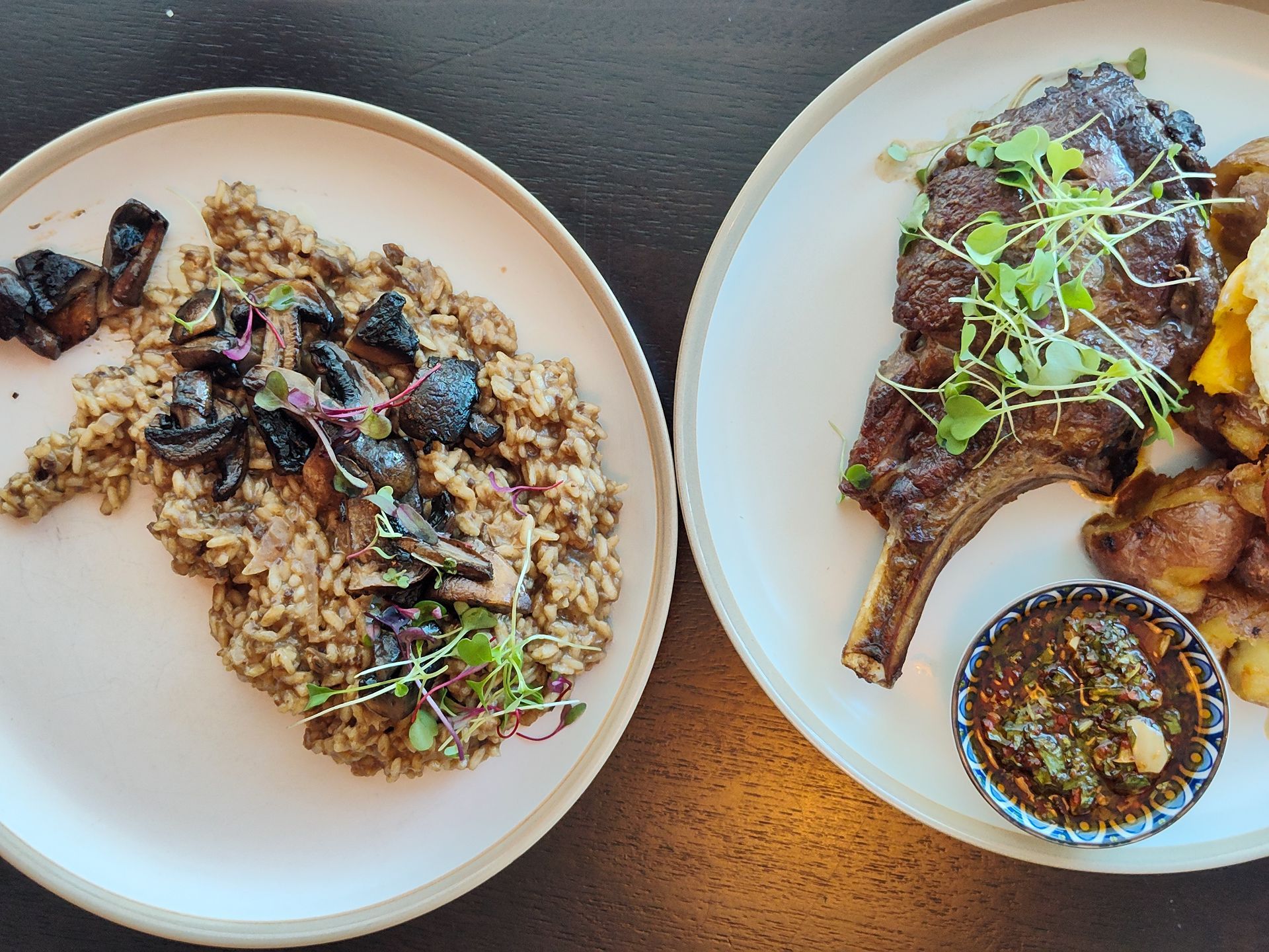 Dos platos de comida sobre una mesa que incluyen arroz y carne.