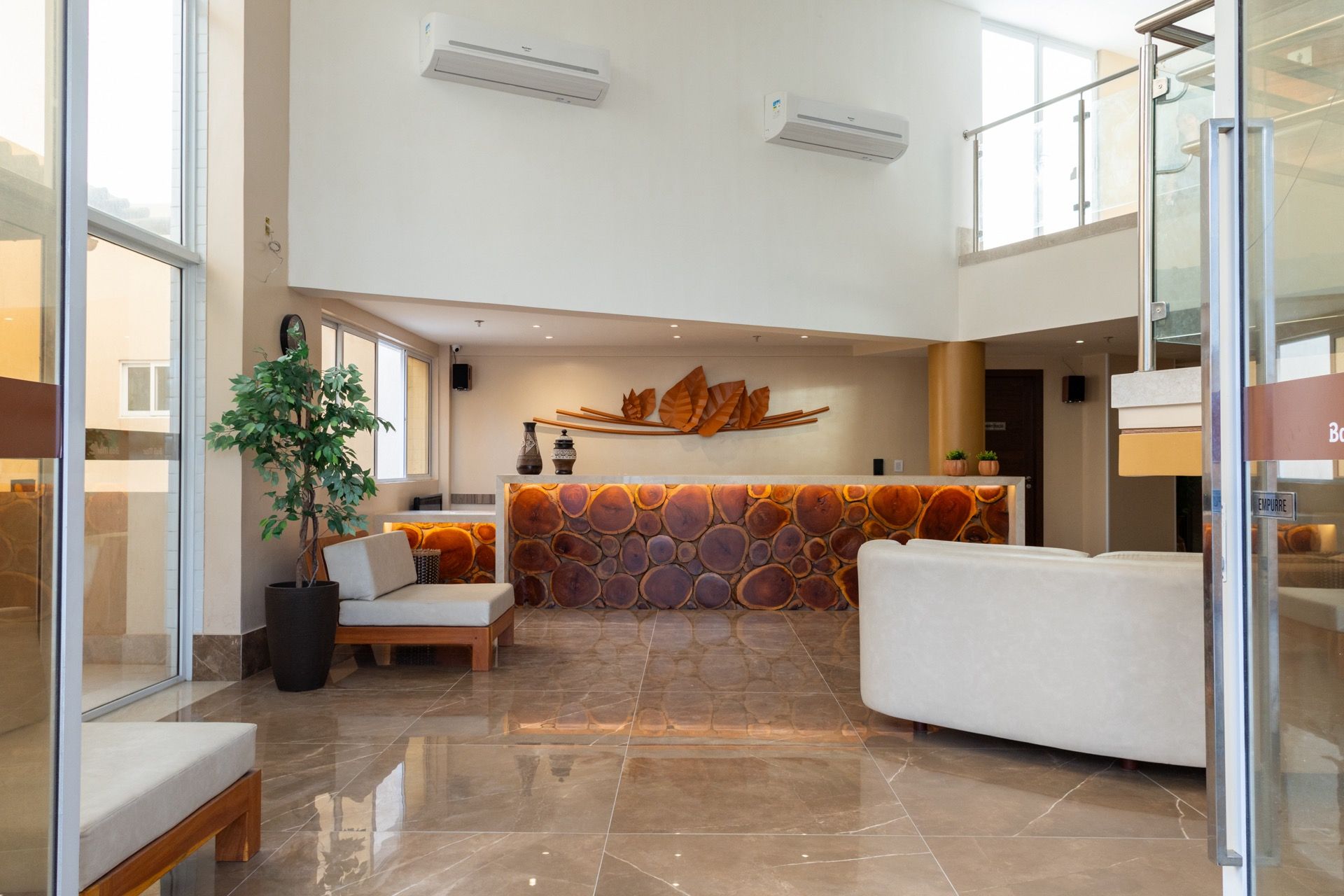 Um lobby de hotel com um sofá e um balcão