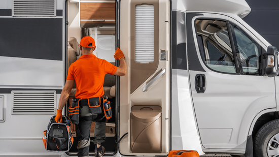 a picture of an RV repair Specialist arriving to help a driver