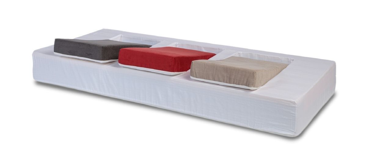 Vassoio bianco con tre blocchi quadrati: grigio, rosso e beige.