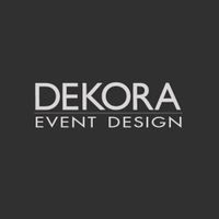 Logo per Dekora Event Design: testo argentato su sfondo grigio scuro.