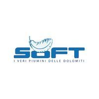 Logo per "SOFT" con testo blu e una piuma; lo slogan recita "I VERI PIUMINI DELLE DOLOMITI".