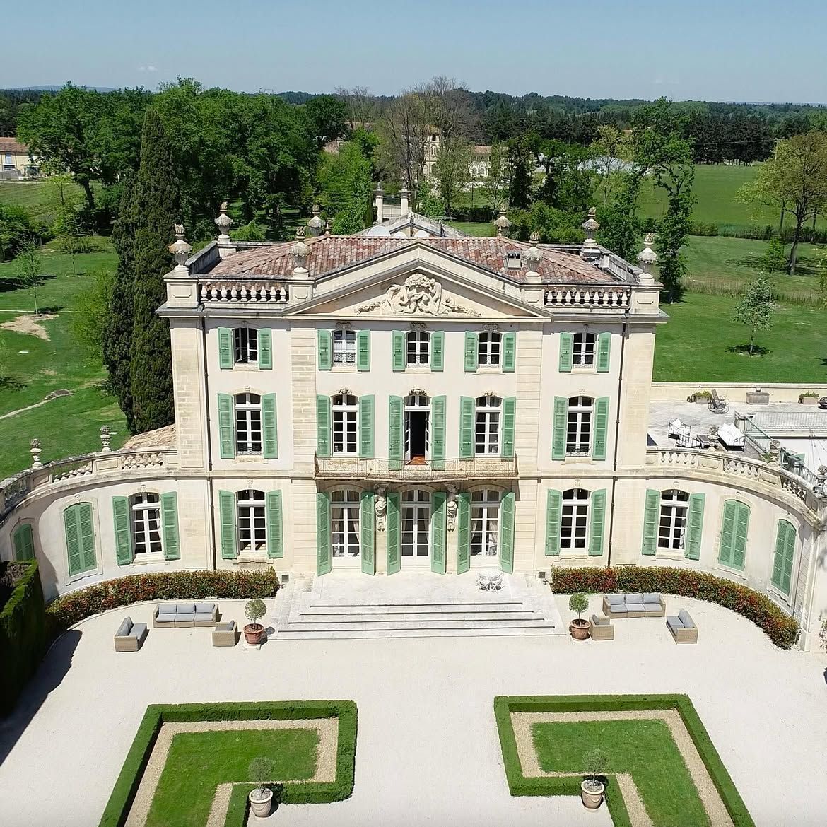 Château de Tourreau estate, gay tour of Provence: the château with its manicured gardens and grounds