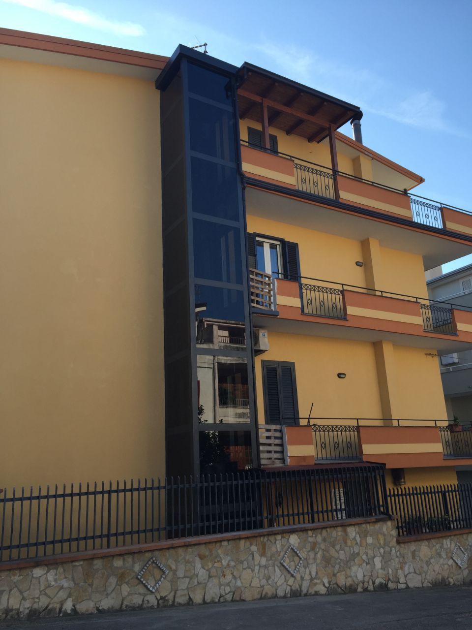 ascensore esterno condominio privato