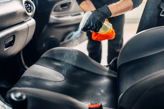 sanificazione degli interni dell'auto