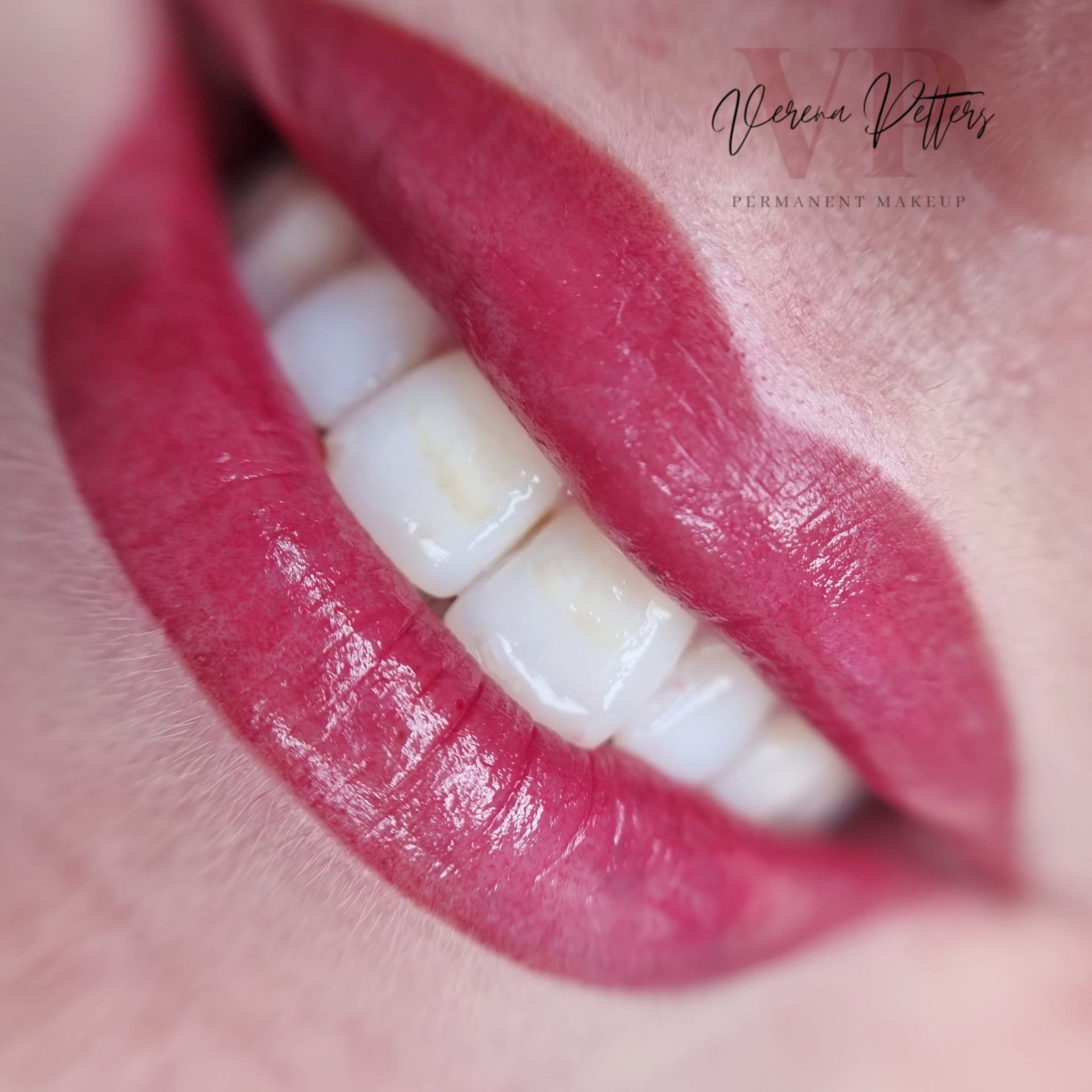 Eine Nahaufnahme der Lippen einer Frau mit rotem Lippenstift und weißen Zähnen