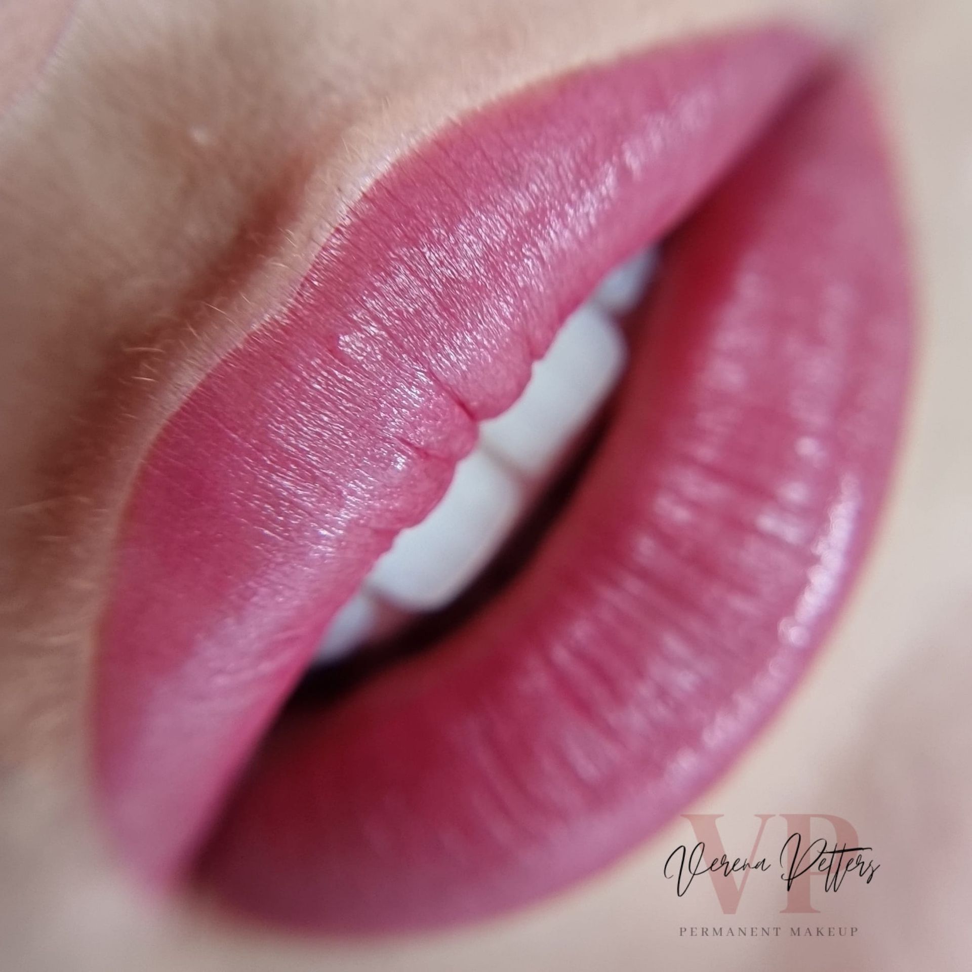 Eine Nahaufnahme der Lippen einer Frau mit rosa Lippenstift