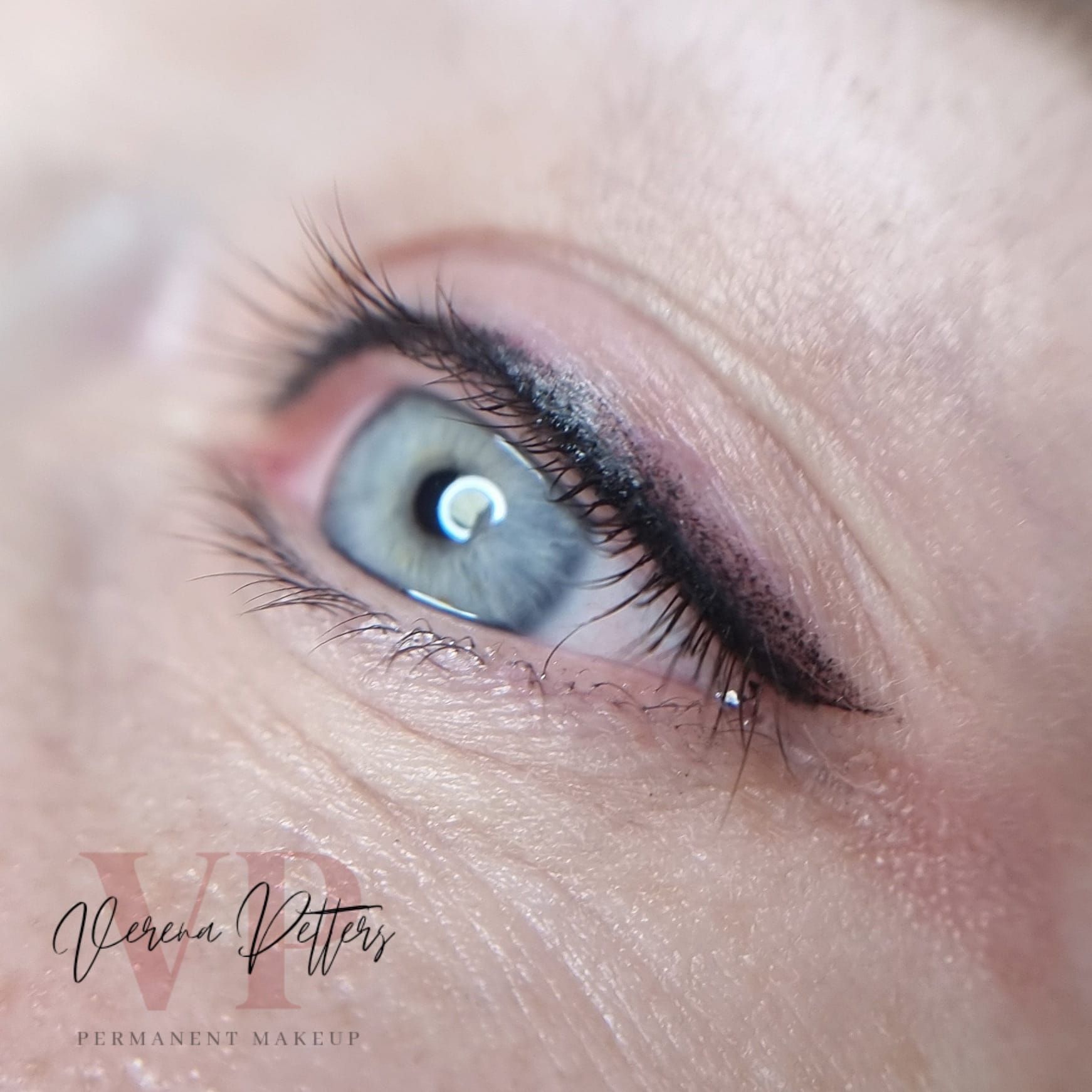 Eine Nahaufnahme des Auges einer Frau mit Permanent Make-up.