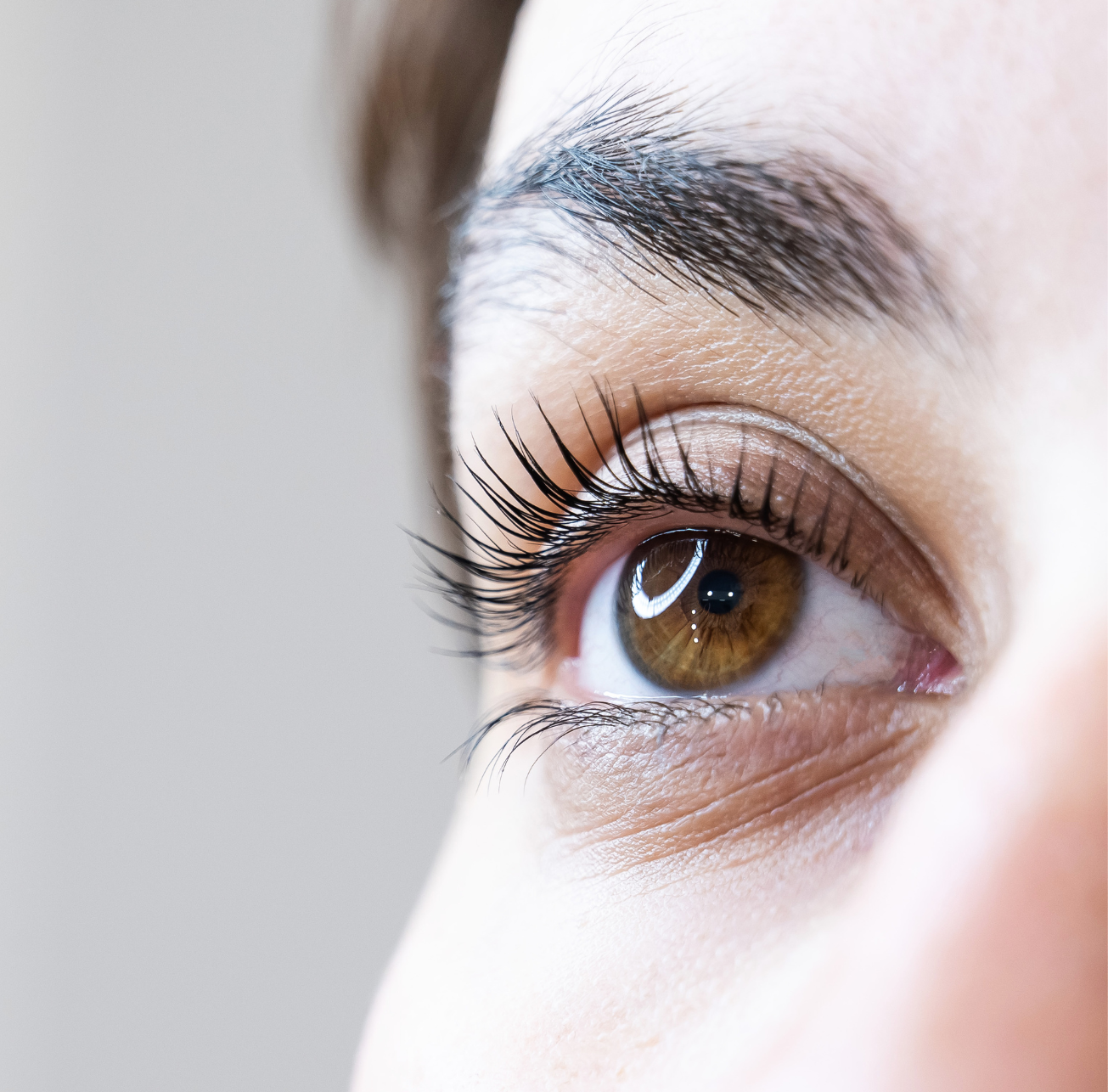 Eine Nahaufnahme eines Frauenauges mit langen Wimpern