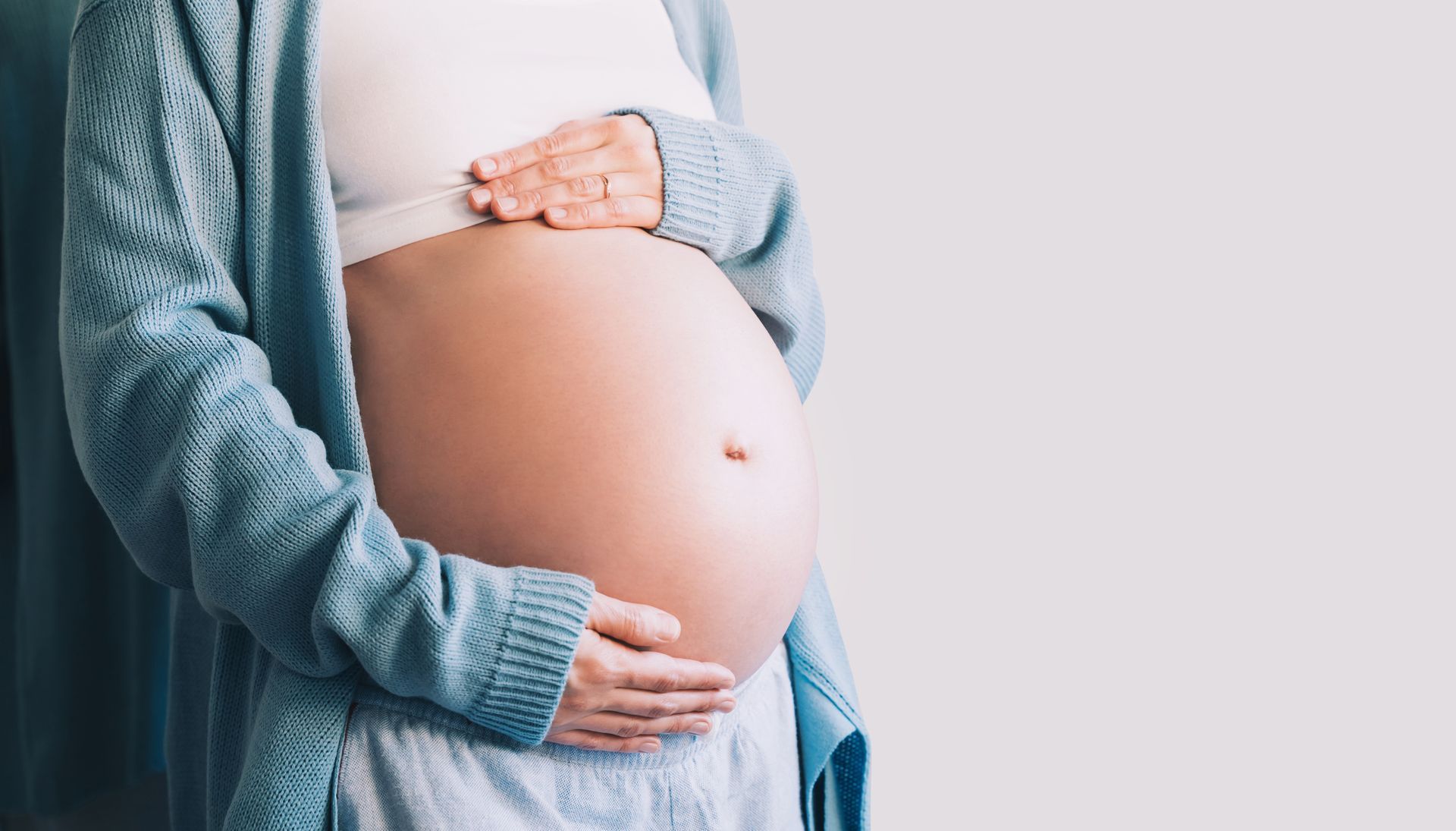 Picture of a pregnant woman's belly.