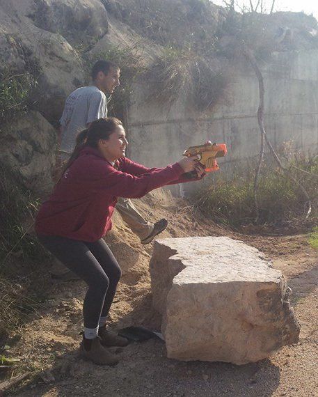 קבוצה בפעילות לייזר טאג בשטח