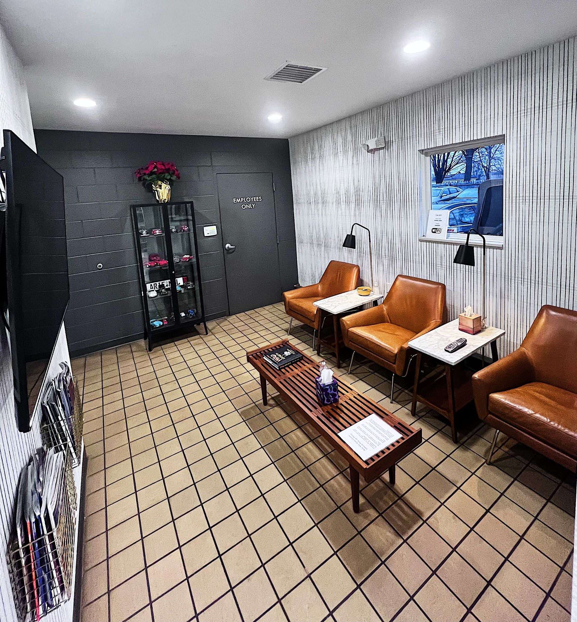 Comfortable waiting area | Arie Nol Auto Center, Inc.